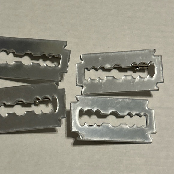 Hair Clip Pin Broach Gothic Punk Goth Hair Clip Emo Goth Blade Not Sharp - Picture 2 of 3